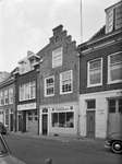87236 Gezicht op de voorgevels van de huizen Lange Nieuwstraat 88-lager te Utrecht.